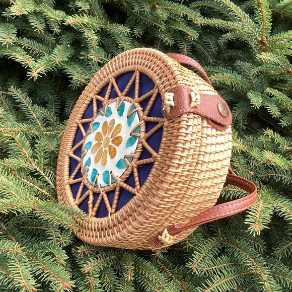 Wicker Rattan Round Front Design Crossbody Handbag - Picture 3 of 5